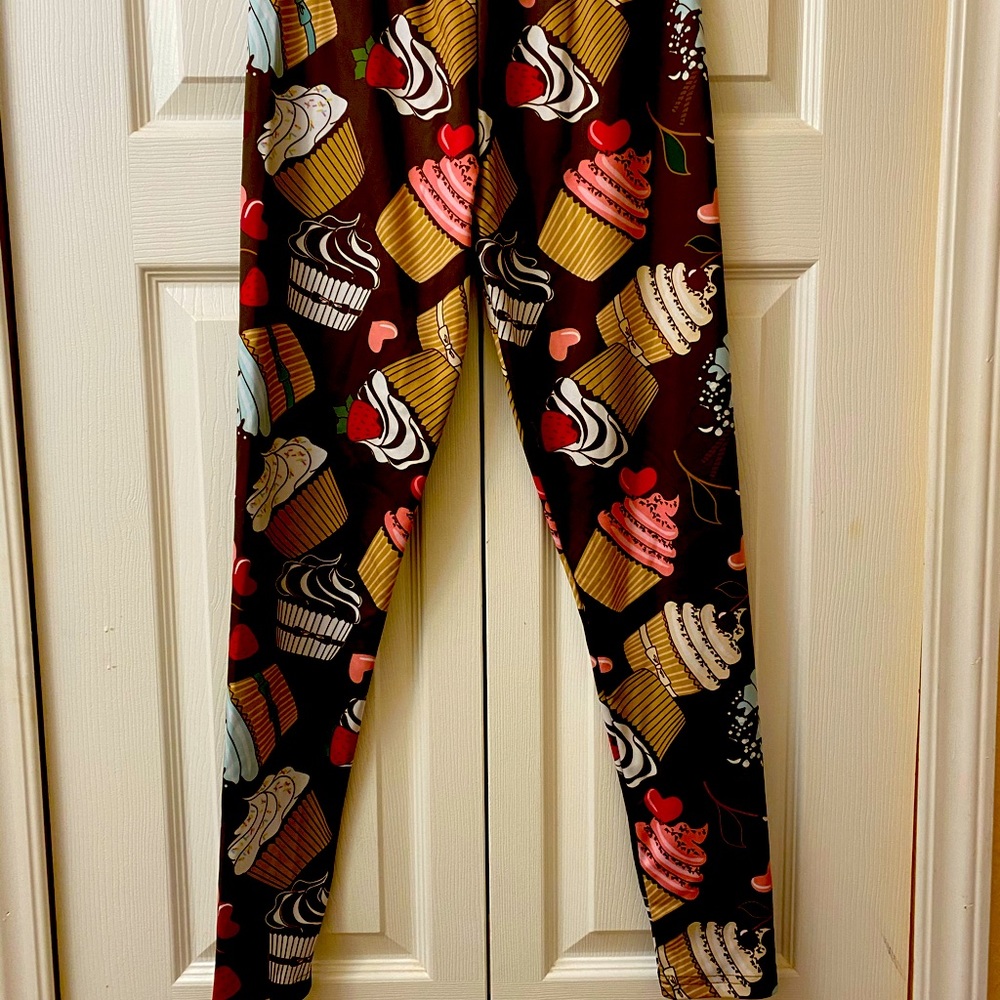 Cupcake graphic leggings